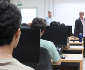Vice-reitor da UnB, professor Márcio Muniz, visita o novo laboratório de Inteligência Artificial, no Bloco de Salas de Aula Norte (BSAN). 20/03/2026. Foto: Beto Monteiro/Ascom GRE